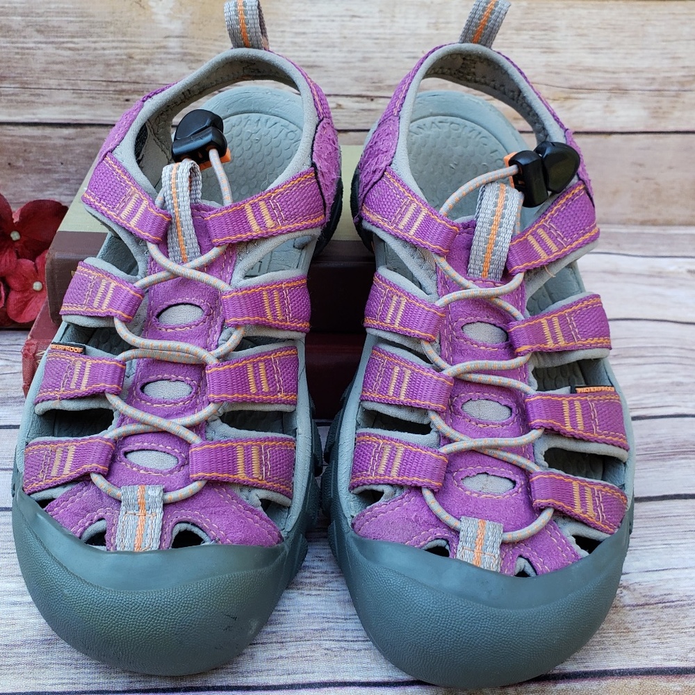 KEENS Women's 5.5 Hot Purple Water Sandals GUC